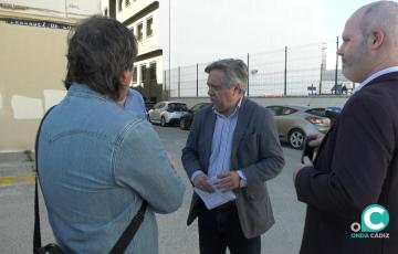 El candidato del PSOE a la alcaldía en la calle Dársena de Puntales
