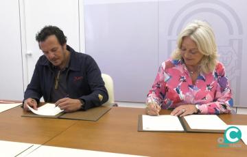 El alcalde de Cädiz y la delegada del Gobierno andaluz durante la firma del acuerdo de cesión de los inmuebles de Puntales-La Paz