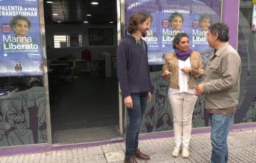 La aspirante a la alcaldía de Podemos, Marina Liberato, junto a otros miembros de la candidatura en la puerta de la sede de la formación