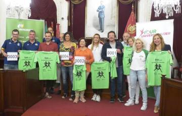 Foto de familia de la presentación de la carrera-marcha ‘Cádiz en forma por la Igualdad’ en el salón de plenos