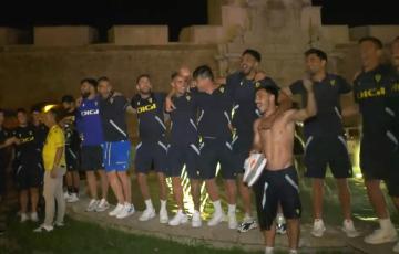 El equipo amarillo acudió a la fuente de Puertas de Tierra para celebrar junto a la afición la permanencia en Primera División