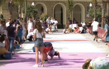 Los grupos jóvenes de las cofradías han elaborado la alfombra dispuesta en San Juan de Dios 