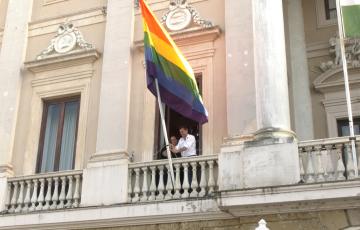 El alcalde iza la bandera arcoíris en el Ayuntamiento en el inicio de la Semana del Orgullo