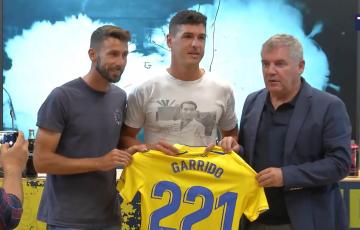 Garrido, flanqueado por el capitán Jose Mari y el presidente, con la camiseta que acredita los 221 encuentros disputados defendiendo al Cádiz CF