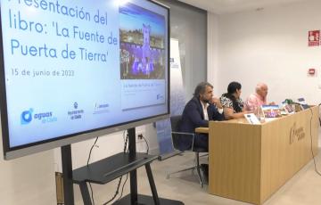 La presentación del libro 'La fuente de Puerta de Tierra' se ha celebrado en la sede central de Aguas de Cádiz