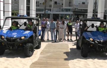 El alcalde Bruno García, junto a otros miembros de su equipo de Gobierno y agentes, comprobando el restablecido servicio de la Policía Local en la playa Victoria