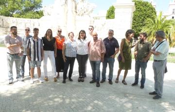 Miembros de la candidatura de Sumar Cádiz ante el Monumento a las Cortes 