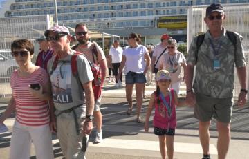 Un grupo de turistas llegan al puerto de Cádiz en una escala de crucero