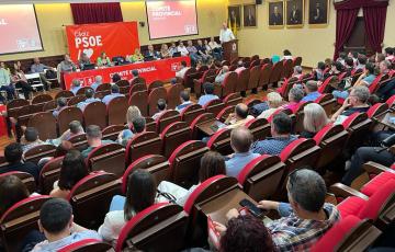 Comité provincial del PSOE reunida en la Facultad de Medicina 