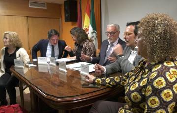 Reunión con el Defensor del Pueblo Andaluz, que ha mediado en las exigencias de los vecinos 