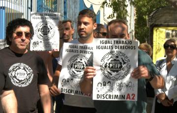 Profesores protestan este miércoles ante la fachada del IES San Severiano 
