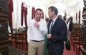 El alcalde Bruno García conversa con su teniente de alcalde de Urbanismo y Fondos Europeos, José Manuel Cossi, a las puertas del Salón de Plenos