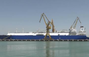 El gasero Seapeak Bahrain abandonará el astillero gaditano a final de semana presumiblemente para dejar espacio a su hermano el Seapeak Catalunya el día 24, que llegará con carga de trabajo para mes y medio