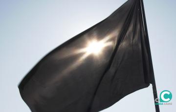 La bandera negra ondea desde este sábado en la playa de Cortadura.