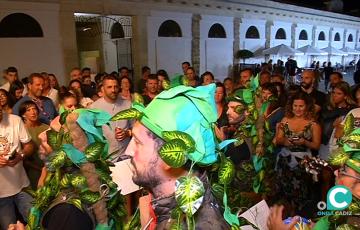 Una agrupación ilegal actuando junto al Mercado Central de Abastos rodeada de gaditanos y visitantes.