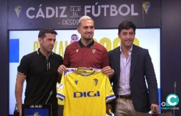 Gonzalo Escalante posa con la nueva indumentaria del Cádiz CF