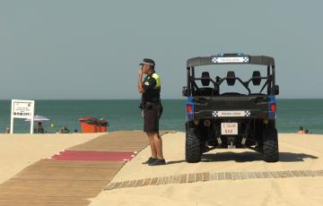 Policía en la playa Victoria 
