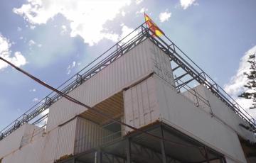 La puesta de bandera en el edifcio de Incubazul confirma que ya se ha alcanzado la cota máxima de altura de la construcción