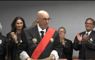 Esta condecoración le fue concedida por el pleno del Consejo General de la Abogacía y le ha sido entregada por el actual decano, José Adolfo Baturone.