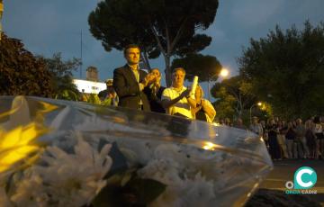 Imagen del alcalde de Cádiz, Bruno García, junto al portavoz del PSOE, Óscar Torres, duarnte la ofrenda floral 