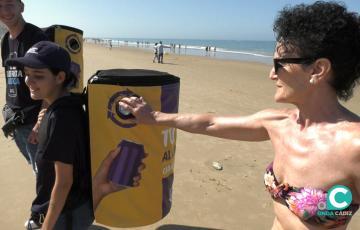 Una usuaria de la playa La Victoria reciclando esta mañana.