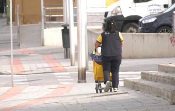 Una trabajadora de la empresa de Correos trabajando en Cádiz.
