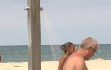 El Ayuntamiento clausura las duchas de las playas por la sequía pero mantiene los lavapiés