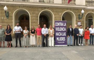 Silencio en Cádiz para condenar el último asesinato machista en Almería