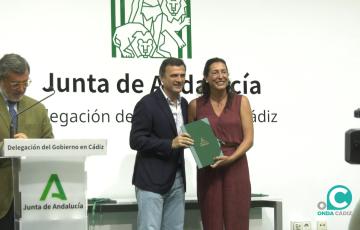 El alcalde de Cádiz recibe la subvención de manos de la Consejera