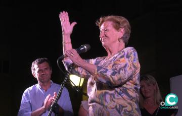 Luci Vera recogió una plaza conmemorativa de la mano del alcalde, Bruno García