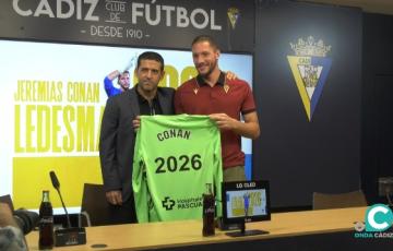 Conan Ledesma posa feliz tras su ampliación de contrato junto al Director Deportivo, Juanjo Lorenzo