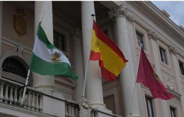 Banderas a media asta en el Ayuntamiento de Cádiz