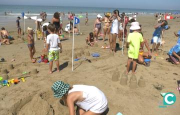 La playa Victoria ha sido de nuevo escenario del concurso de castillos de arena