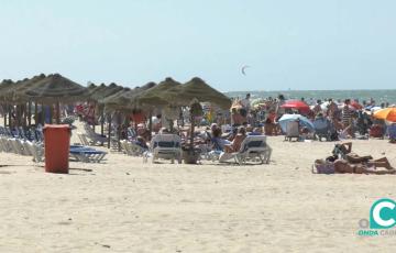 La playa Victoria ha mostrado un fenomenal ambiente en este último domingo de agosto