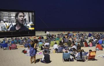 El ciclo Cine en la Playa se lleva a cabo los sábados de julio y agosto.