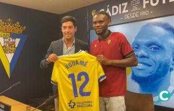 Kouamé posa con la elástica amarilla junto al secretario técnico Borja Lasso