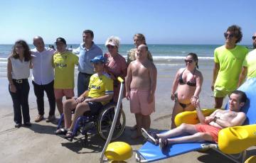 El alcalde de Cádiz, junto a varios concejales, personal de playas y usuarios del módulo adaptado, durante la presentación de los nuevos anfifuggys