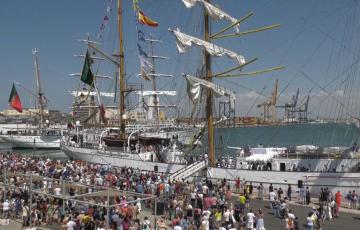 Los buques Sagres y Cuauhtemoc durante su partida del puerto de Cádiz tras participar en la escala final de la Gran Regata