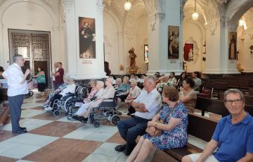 Niños y mayores han acudido hasta Santo Domingo para visitar a la Virgen del Rosario