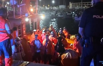 Salvamento Marítimo ha conducido a Puerto América a los 16 marroquíes rescatados que viajaban en una patera