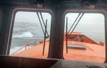 La Salvamar Enif ha rescatado a tres migrantes de origen magrebí en aguas del Estrecho.