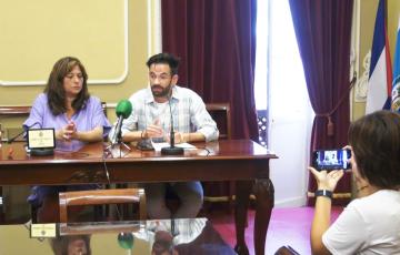 El portavoz de Adelante Izquierda Gaditana, David de la Cruz, junto a su compañera Helena Fernández, en una rueda de prensa reciente