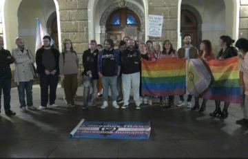 Colectivos y partidos de izquierda se concentra en contra de los cambios en las políticas LGTBI+ de la Comunidad de Madrid