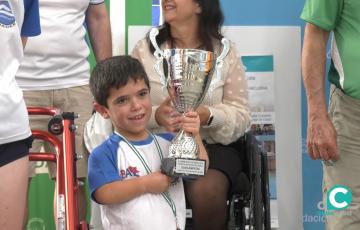 El nuevo fichaje del club local, Mateo Páramo Losada, sostiene el trofeo recibido el domingo en el Ciudad de Cádiz.