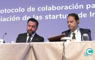 El delegado de la Zona Franca en Cádiz, Francisco González y el CEO de Orbyn Ricardo Ruipérez firmando el acuerdo en el Hotel Q Cádiz Bahía.