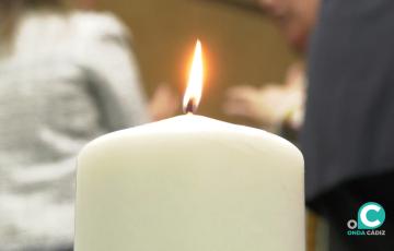 Una vela blanca encendida en recuerdo a las víctimas de violencia de género.