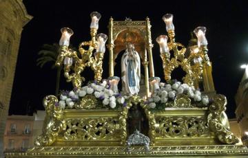 La patrona de Puerto Real procesiona por primera vez por las calles de Cádiz