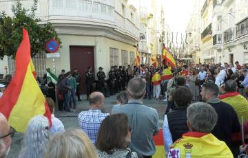 Protesta contra la amnistía ante la sede provincial del PSOE 