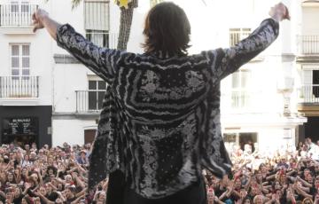 El Junco revoluciona la plaza de la Catedral con su flashmob por el Día del Flamenco.