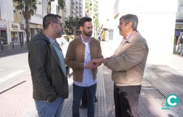 Encuentro de miembros del grupo de Adelante Izquierda Gaditana con portavoces de la Asociación vecinal de Segunda Aguada. 